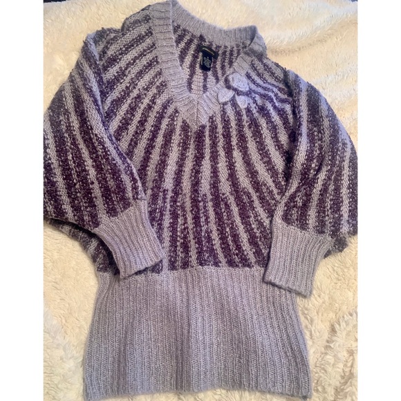 BCBGMaxAzria Sweaters - BCBG MAX AZRIA Light/Dark Purple V-Neck Long Sleeve Sweater Size Small